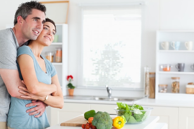 Hombre y mujer abrazándose