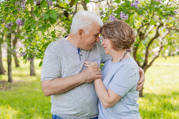 hombre y mujer adultos abrazando al aire libre retrato de una feliz cita romántica familiar amorosa