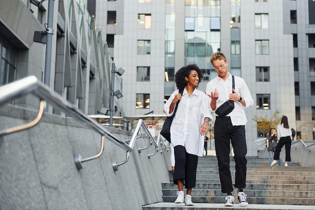 Foto hombre con mujer afroamericana juntos en la ciudad al aire libre