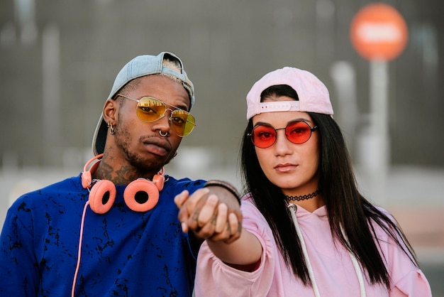 Hombre y mujer afroamericana posando con las manos entrelazadas