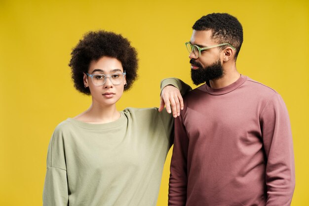 Foto hombre y mujer afroamericanos de pie cerca el uno del otro hombre mirando a la mujer en el estudio