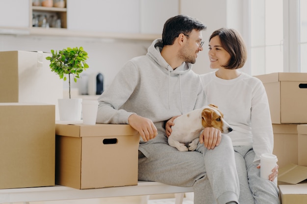 Hombre y mujer alegre se miran con amor