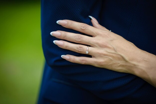 Foto hombre y mujer, con, anillo bodas, matrimonio joven, manos de valor en cartera