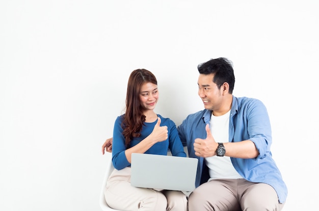 Foto hombre y mujer asiática hablando con la computadora portátil para negocios sobre fondo blanco.