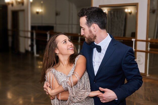 Hombre y mujer bailando danza clásica en pareja