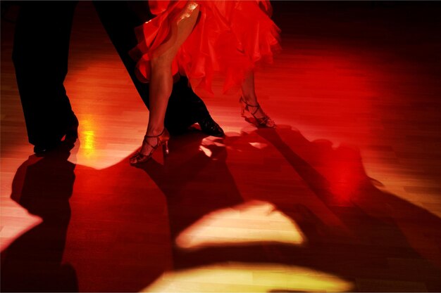 Foto un hombre y una mujer bailando salsa en el fondo
