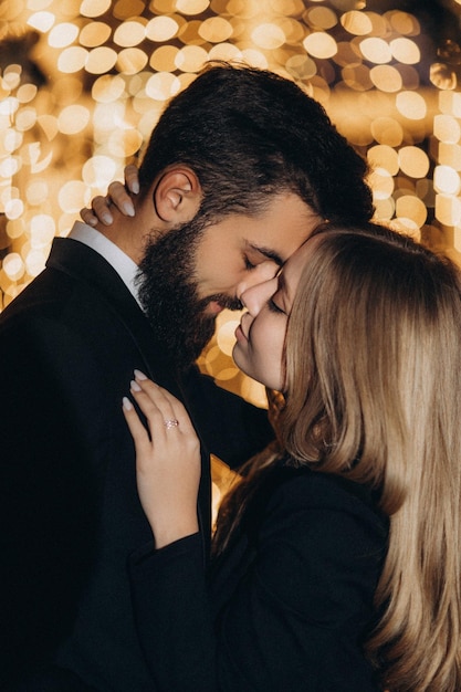 Hombre y mujer barbudos celebraron Navidad y Año Nuevo