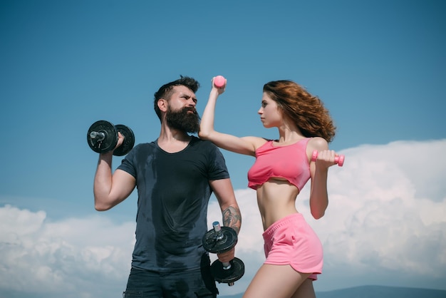 Hombre y mujer barbudos con vientre en forma estilo de vida saludable dieta libertad levantamiento de pesas deporte y fi...