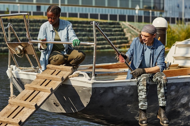 hombre y mujer, en, barco de pesca, en, muelle