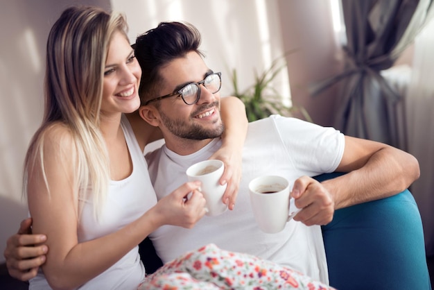 Hombre y mujer bebiendo café juntos