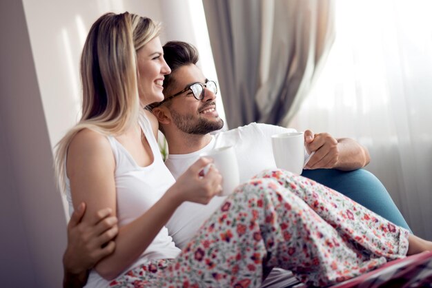 Hombre y mujer bebiendo café juntos