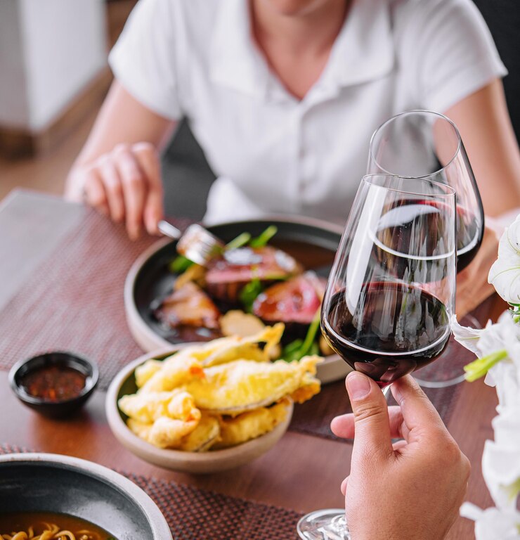 Hombre y mujer bebiendo vino rojo en el restaurante