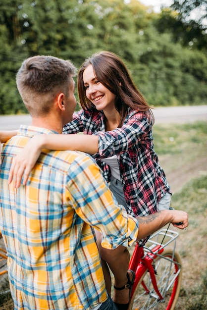 Hombre y mujer besándose, cita romántica, motos retro