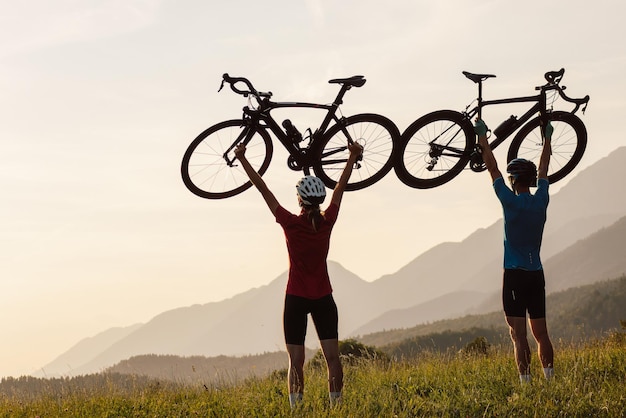 Un hombre y una mujer en bicicleta de carretera en una bicicleta de carreras