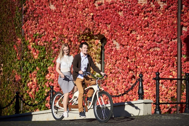 Hombre y mujer en bicicleta juntos bicicleta doble tándem