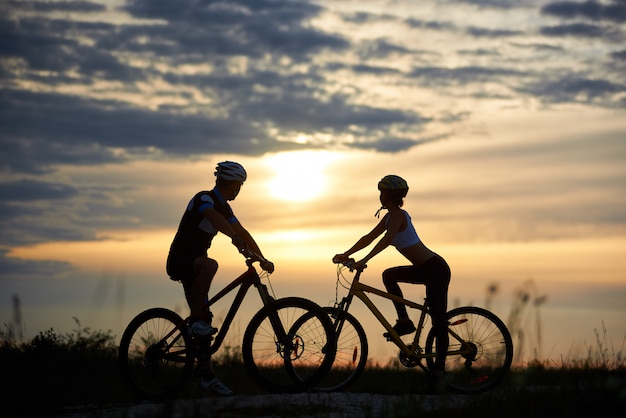 hombre y mujer en bicicleta