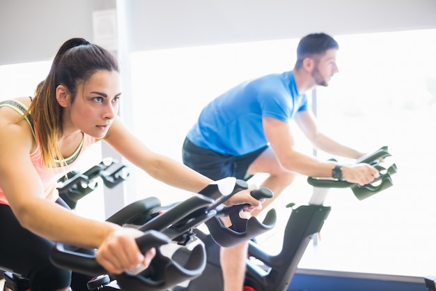 Hombre y mujer con bicicletas de ejercicio