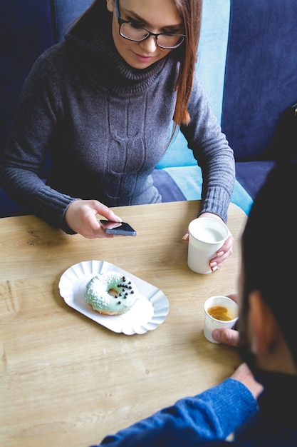 Hombre y mujer, en, café