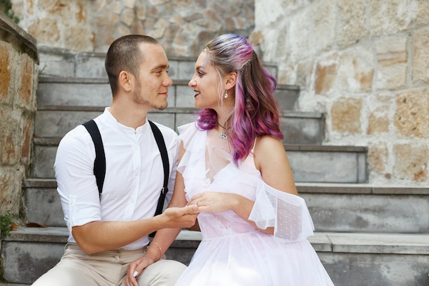 Hombre y mujer caminan y se abrazan. Pareja de enamorados, novios