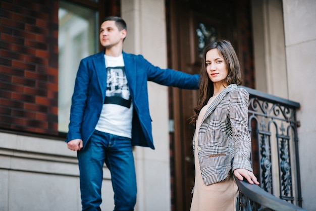 El hombre y la mujer caminan por la mañana por las calles vacías de la vieja Europa