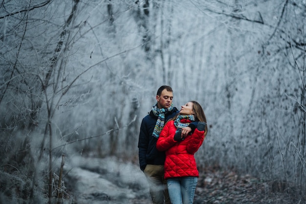 Hombre y mujer caminando juntos en Winter Park