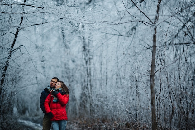 Hombre y mujer caminando juntos en Winter Park