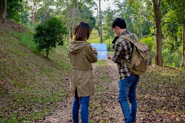 El hombre y la mujer del caminante están caminando en paisaje inspirador de las montañas.