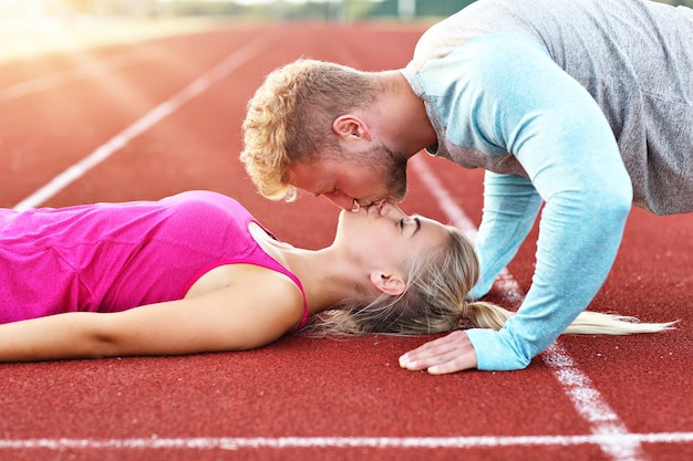 hombre y mujer, carreras, en, pista al aire libre