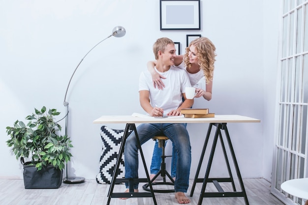 Hombre y mujer, en casa