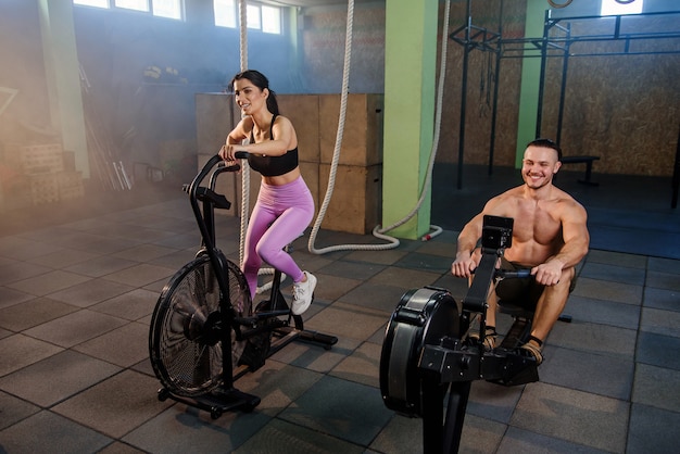 Hombre y mujer caucásica del deporte durante el entrenamiento en el gimnasio.