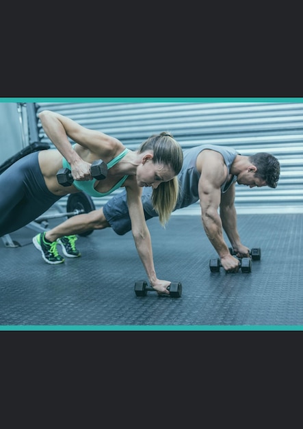 Foto hombre y mujer caucásicos en forma trabajando con mancuernas en el gimnasio contra el espacio de copia sobre fondo gris