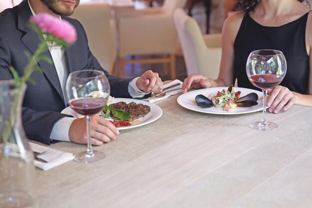 Hombre y mujer cenando en el restaurante closeup