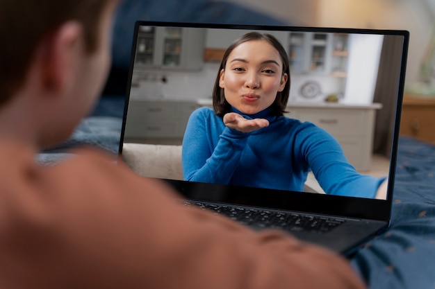 Foto hombre y mujer charlando en la computadora portátil