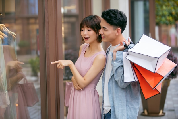 Foto hombre y mujer, con, colorido, bolsas de compras