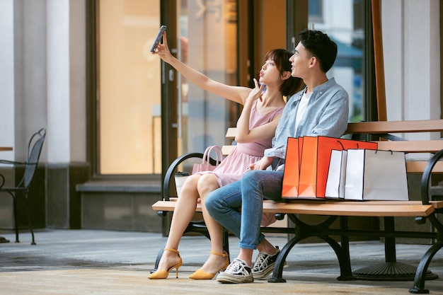 Foto hombre y mujer, con, colorido, bolsas de compras