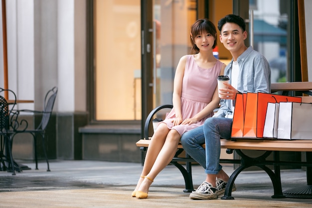 Hombre y mujer, con, colorido, bolsas de compras