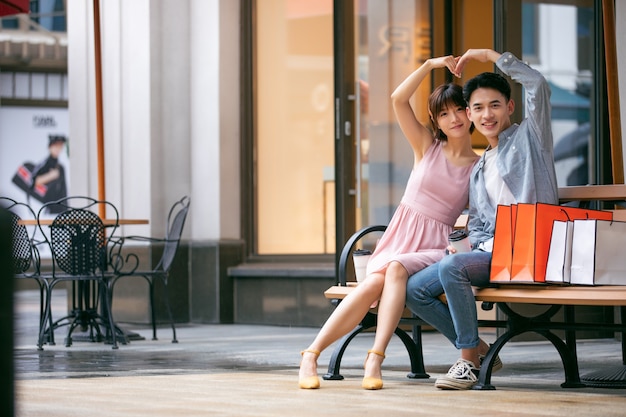 Foto hombre y mujer, con, colorido, bolsas de compras