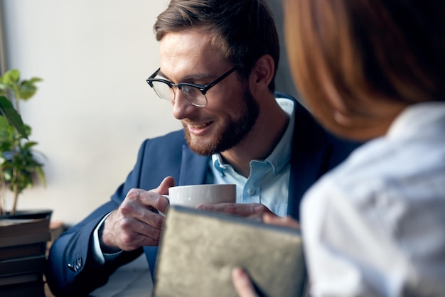 Hombre y mujer, compañeros de trabajo, comunicación, diversión, ocio, café