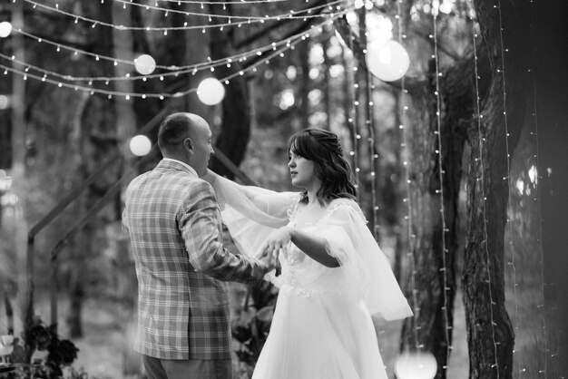 El hombre y la mujer se comprometieron en el bosque de otoño en la ceremonia de boda decorada