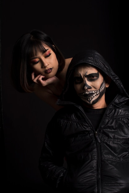 Hombre y mujer en concepto de fiesta de halloween