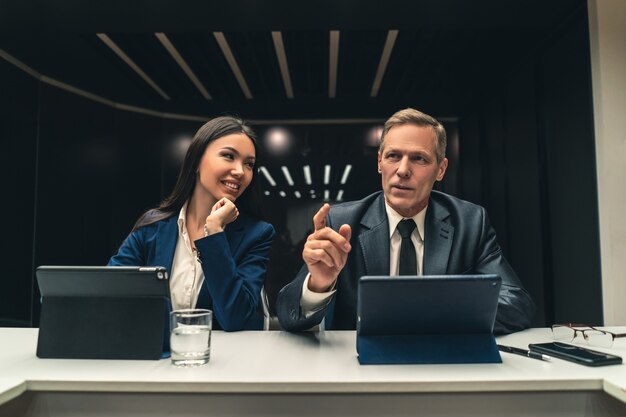 El hombre y la mujer en la conferencia de negocios.