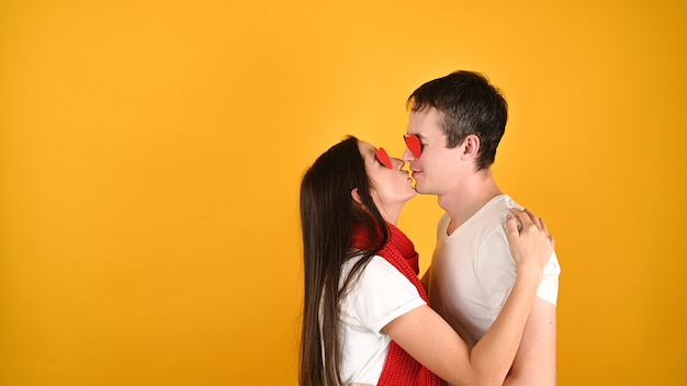 Foto hombre y mujer con corazones en sus ojos