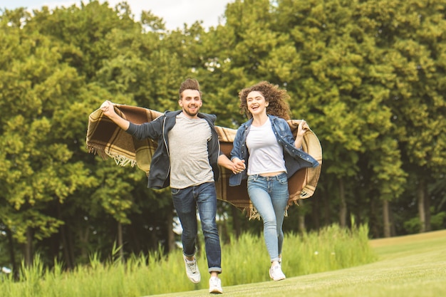 El hombre y la mujer corriendo en el parque.