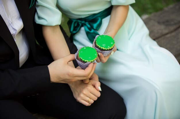 Hombre y mujer con cupcakes verdes