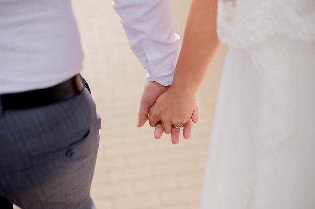 Un hombre y una mujer se dan la mano en la boda de los recién casados