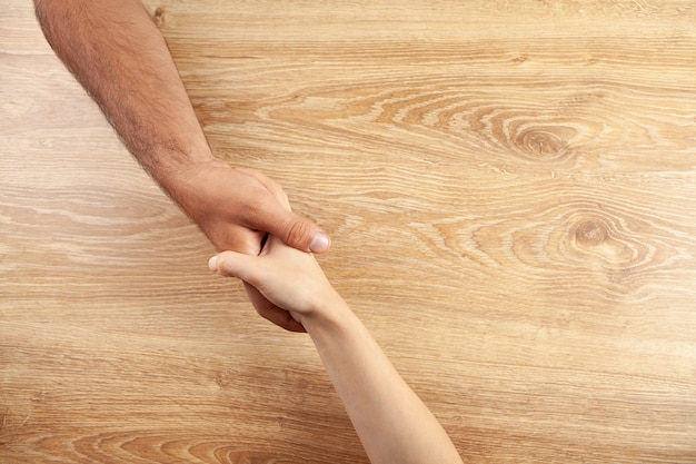 Hombre y mujer se dan la mano. vista desde arriba