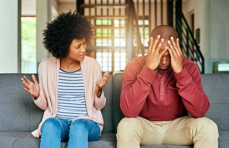 Foto hombre y mujer discutiendo hablando en el sofá con depresión dolor de cabeza y frustrado por el divorcio en casa pareja africana enojada y peleando con preguntas a gritos o conflicto por hacer trampa en toronto