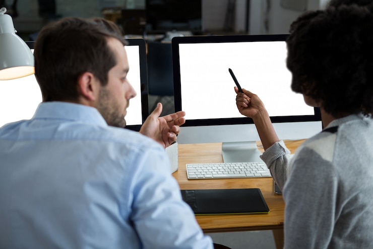 Foto hombre y mujer, discutir, encima, pc de escritorio