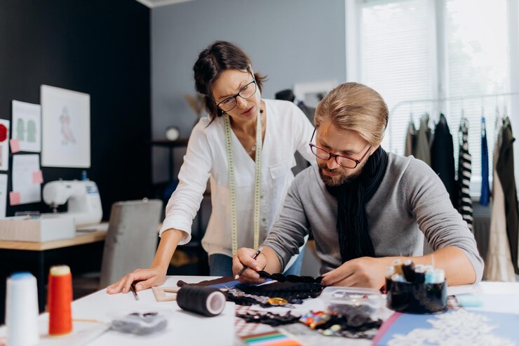 Hombre y mujer diseñando ropa