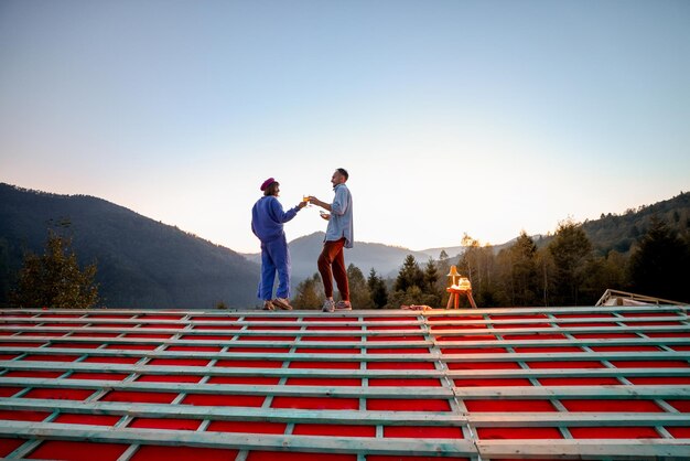 Foto hombre y mujer disfrutan de una hermosa puesta de sol en las montañas